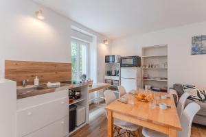 a kitchen and dining room with a table and chairs at L'Acacia - Maison pour un séjour serein à Nantes in Nantes