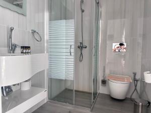 Ένα μπάνιο στο COSMOS Studios Iraklia +81 φωτογραφίες