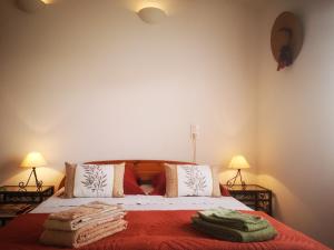 a bedroom with a bed with towels on it at Chambre d'hôtes indépendante avec piscine proche de Vaison-la-Romaine in Saint-Romain-en-Viennois +5 photos