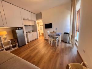 a living room with a kitchen and a dining room at Casa della Conchiglia Castiglioncello in Castiglioncello