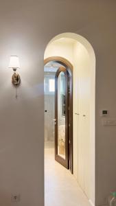 a hallway with an archway and a mirror at Banja Luka Apartment Brigita in Banja Luka +3 photos
