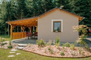 una pequeña casa con un pabellón en un jardín en Chatka Pod Blatcem, en Petříkov