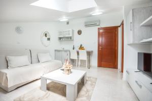 A seating area at Apartments Babilon