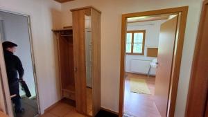 a person walking into a room with a hallway at CROWN LIVING - Wohlfühl Studios - Self CheckIn - Parkplatz - Küche in Krumbach