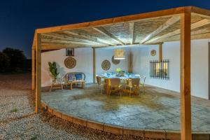 Un patio o zona al aire libre en Rustic Escape by Fidalsa