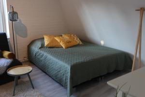 Una cama con dos almohadas encima en una habitación. en Viva la Vida, en Bergen