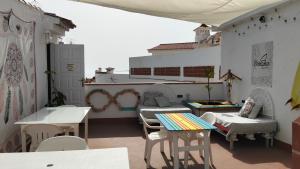 balkon z krzesłami, stołem i kanapą w obiekcie Banana Surf House w mieście Los Cristianos