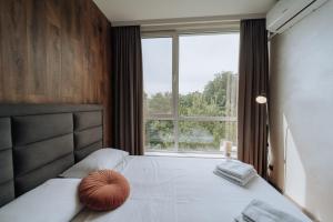 Postel nebo postele na pokoji v ubytování Quiet 1BR Retreat 2min to Transit and Shops