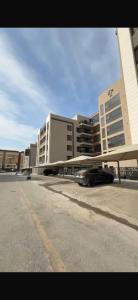 a car parked in a parking lot in front of a building at كمباوند ماربيلا الكورنيش شقة in Ar Rākah