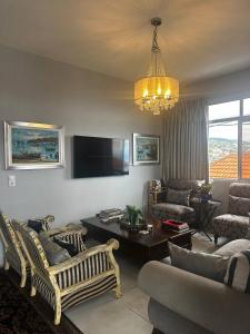 TV a/nebo společenská místnost v ubytování Miguels Seaview Corner