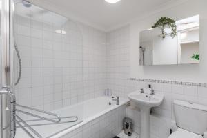 Gallery image of Spacious Winchester Duplex in Winchester