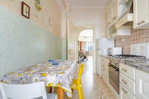 a kitchen with a table and chairs in a room at 2 Suite a due passi dal Mare, Wi-Fi e Natura in Pescara