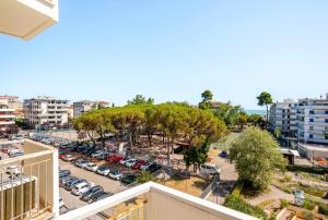arial view of a parking lot in a city at 2 Suite a due passi dal Mare, Wi-Fi e Natura in Pescara