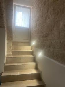 escalera con puerta y ventana en casa diamantik 2, en Martina Franca