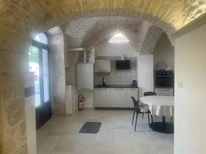 cocina y comedor con mesa y ventana en casa diamantik 2, en Martina Franca