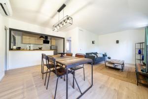 a kitchen and living room with a table and chairs at L'Écrin de Beaucaire - Climatisé à 30 min dArles in Beaucaire