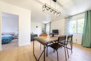 a dining room with a table and chairs and a bedroom at L'Écrin de Beaucaire - Climatisé à 30 min dArles in Beaucaire
