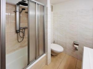 Bilik mandi di Gemütliche Wohnung mit schöner Aussicht +14 gambar