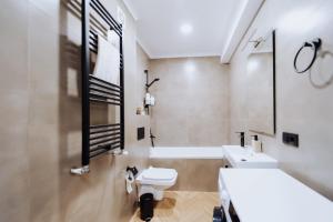 Bilik mandi di Center of Rîșcani Stylish 1BR, Great Spot +50 gambar