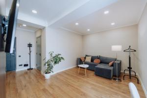 Ruang duduk di Center of Rîșcani Stylish 1BR, Great Spot