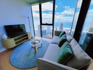 ゴールドコーストにあるCoastal Luxe 2B2B Getawayのリビングルーム(ソファ、テレビ付)