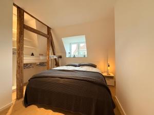 une chambre avec un lit dans une pièce avec une fenêtre dans l'établissement Lieblingsplatz, à Überlingen