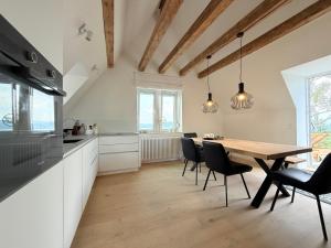 une cuisine et une salle à manger avec une table et des chaises en bois dans l'établissement Lieblingsplatz, à Überlingen