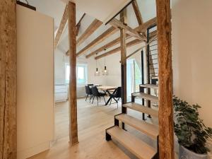 Cette chambre est dotée de poutres apparentes et d'une salle à manger avec une table. dans l'établissement Lieblingsplatz, à Überlingen