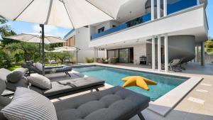 Bazén v ubytování Villa Tranquilla by Villas Holiday nebo v jeho okolí