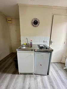 a kitchen with a sink and a counter top at Duplex au centre de Fontainebleau vivez en plein cœur de la ville in Fontainebleau