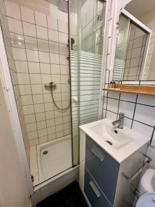 a bathroom with a sink and a shower at Duplex au centre de Fontainebleau vivez en plein cœur de la ville in Fontainebleau +1 photo