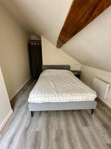 a small bedroom with a bed in a attic at Duplex au centre de Fontainebleau vivez en plein cœur de la ville in Fontainebleau