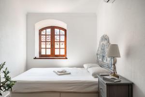 Giường trong phòng chung tại Sesimbra Townhouse - 3 bedroom house in Sesimbra center
