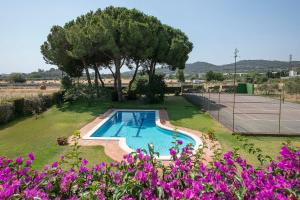 a swimming pool in a yard with a tennis court at Winahost Calonge Avenida Països Catalans in Calonge