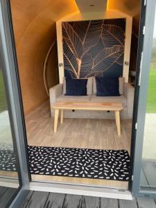 Kinelarty Luxury Glamping Pods Downpatrick的阳台或露台