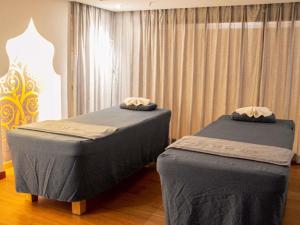 Postel nebo postele na pokoji v ubytování Grand Mercure Shanghai Hongqiao
