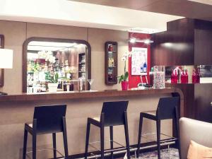 El salón o zona de bar de Mercure Angers Centre Gare