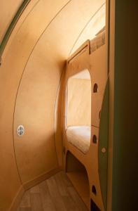 Kinelarty Luxury Glamping Pods Downpatrick客房内的一张或多张床位