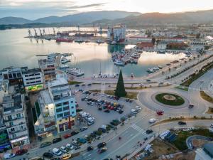 uma cidade com carros estacionados em um estacionamento ao lado de um porto em Arcade Apartments 1st floor em Volos