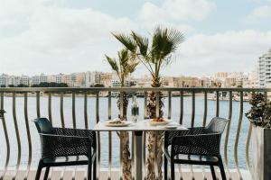 Rõdu või terrass majutusasutuses Cavalieri Art Hotel, a member of Radisson Individuals
