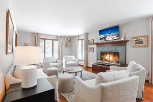 Khu vực ghế ngồi tại RMR: Lake Creek Cottage Home in The Aspens