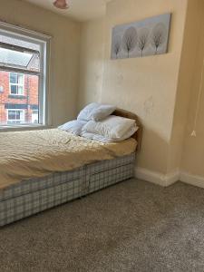 Ένα ή περισσότερα κρεβάτια σε δωμάτιο στο Stoke Staycation Main Room +14 φωτογραφίες
