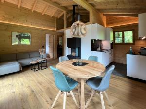 坎德施泰格Chalet Spatz Loft Kandersteg Oeschinen Lake的一间带桌椅的餐厅和客厅