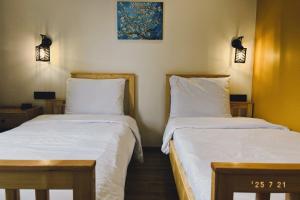 two beds sitting next to each other in a room at Arevaham Boutique Hotel in Stepʼanavan