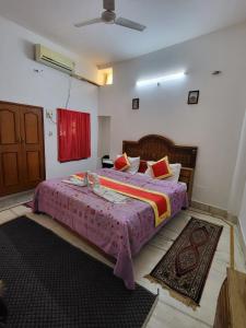 Posteľ alebo postele v izbe v ubytovaní Hotel The Surya Jaisalmer