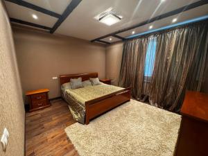 Ένα ή περισσότερα κρεβάτια σε δωμάτιο στο Apartment KZ Qonaev