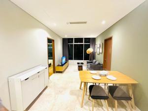The Apartment Sky Suites KLCC by Ayman في كوالالمبور: مطبخ وغرفة معيشة مع طاولة وكراسي +6 صور