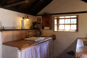 eine Küche mit einer Arbeitsplatte und einem Fenster in der Unterkunft El Cortijo in Garafía