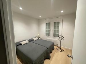 un dormitorio con una cama y una ventana en Habitación Winahost Sant Cugat, en Sant Cugat del Vallès