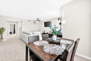 een eetkamer en woonkamer met een tafel en stoelen bij Styling Gem 5mins to Downtown pool-gym-parking in Durham